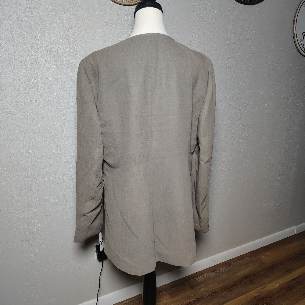 Cintas NWT Elegant Women's Taupe Blazer Size 14 - Picture 3 of 6